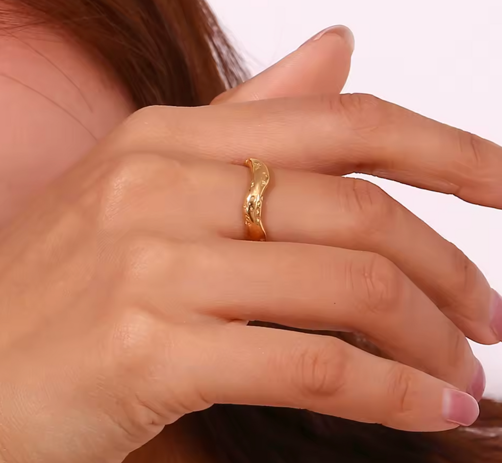 La. Muses Stainless Steel Wavy Texture Ring for Women